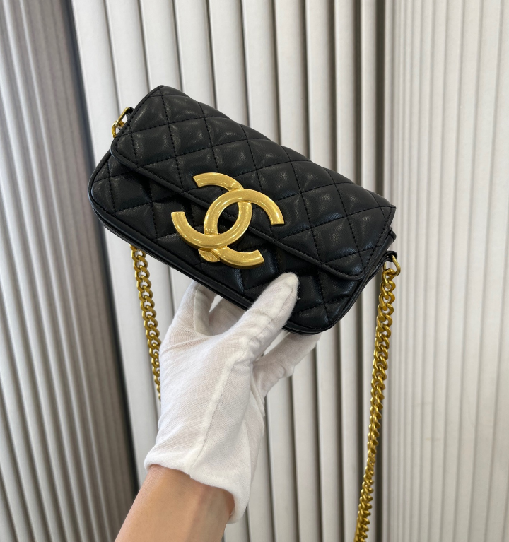 ビッグなCCが可愛い☆CHANEL フォンケース ラムスキン ブラック